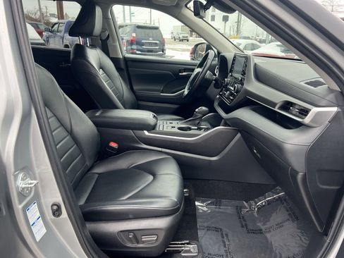 Used 2022 Toyota Highlander XLE image 24