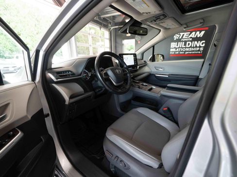 Used 2021 Toyota Sienna XLE AWD/4WD image 8