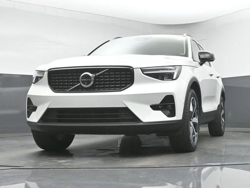 Used 2024 Volvo XC40 B5 Plus image 35