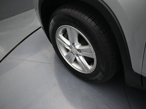 Used 2020 Chevrolet Trax LS FWD image 28