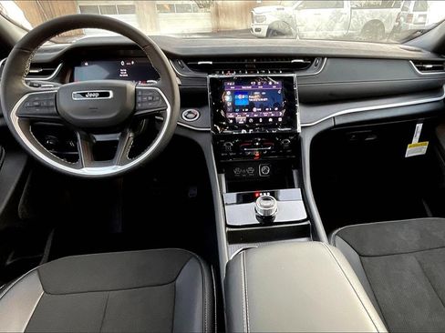 New 2025 Jeep Grand Cherokee L Altitude image 5