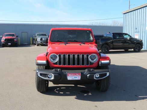 Used 2025 Jeep Wrangler Unlimited Sahara image 3