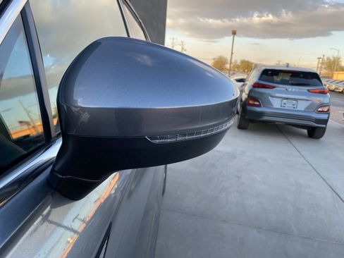 Used 2023 Volkswagen Tiguan SE w/ Panoramic Sunroof Package image 9