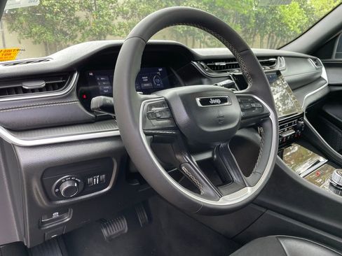 Used 2025 Jeep Grand Cherokee Altitude RWD image 10