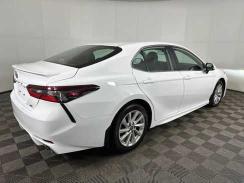 Used 2023 Toyota Camry SE image 3