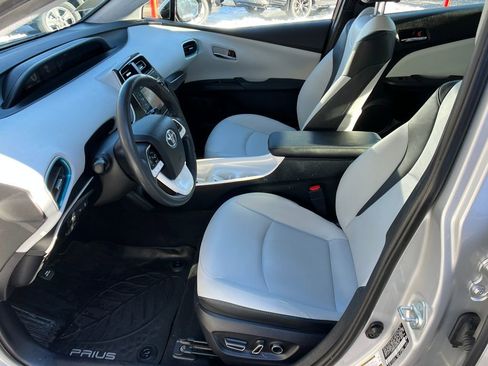 Used 2017 Toyota Prius Four image 9