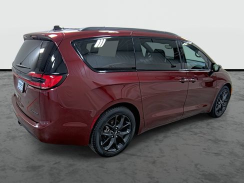 Used 2023 Chrysler Pacifica Limited w/ S Appearance Package image 4