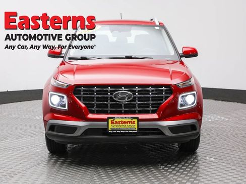 Used 2023 Hyundai Venue Limited FWD image 2