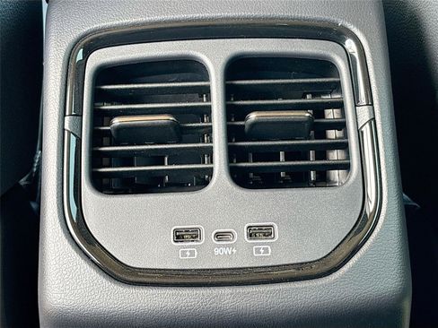 New 2025 VinFast VF 8 Eco AWD/4WD image 24