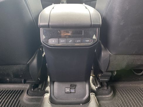 Used 2022 Toyota Highlander XLE image 24