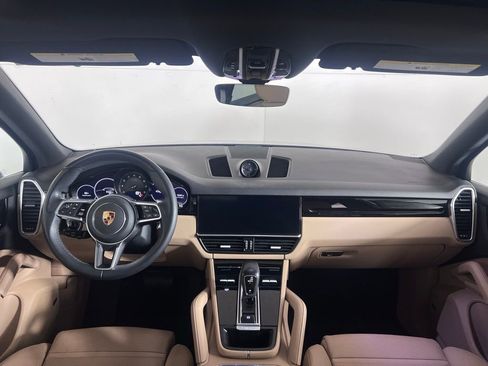 Certified 2023 Porsche Cayenne Platinum Edition image 19