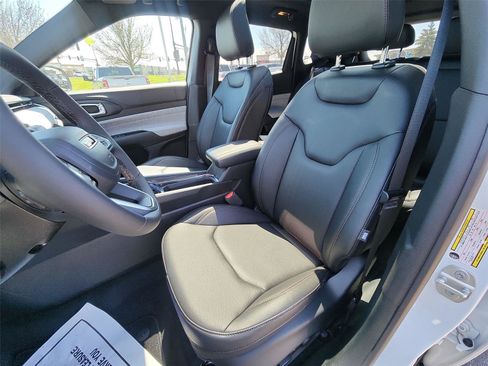 New 2024 Jeep Compass Latitude w/ Sun and Sound Group AWD/4WD image 13