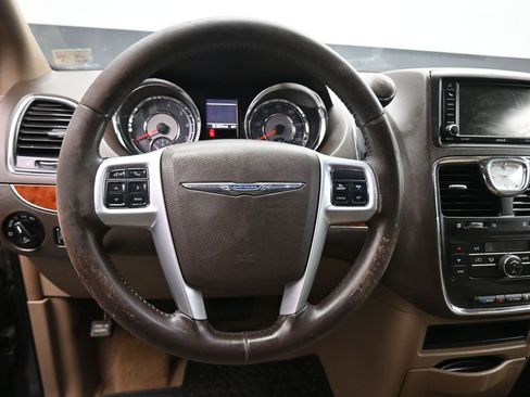 Used 2014 Chrysler Town & Country Touring image 13