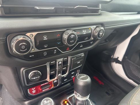 Certified 2024 Jeep Gladiator Mojave image 35