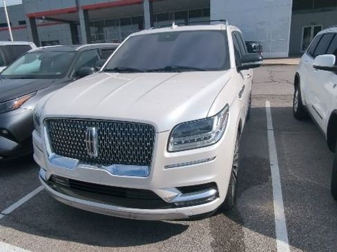 Used 2018 Lincoln Navigator Reserve w/ Technology Package AWD/4WD image 2
