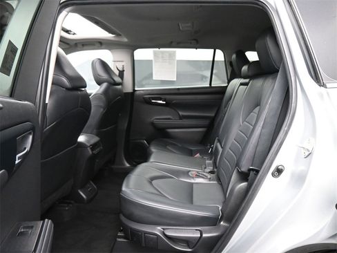 Used 2022 Toyota Highlander XLE image 18