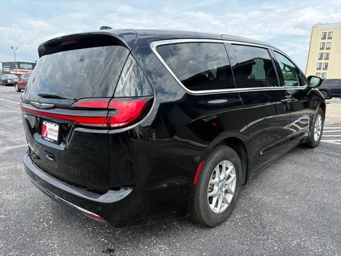 Used 2024 Chrysler Pacifica Touring-L FWD image 5