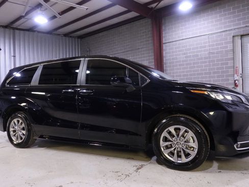 Used 2024 Toyota Sienna XLE image 7