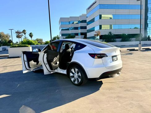 Used 2022 Tesla Model Y Long Range AWD/4WD image 45