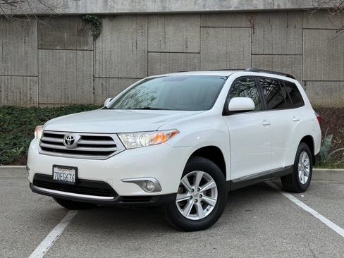 Used 2011 Toyota Highlander 2WD w/ Tech Pkg image 1