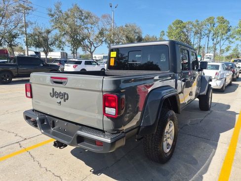 Used 2023 Jeep Gladiator Sport image 3