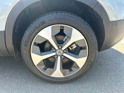 Used 2025 Volvo XC40 B5 Plus AWD/4WD image 9