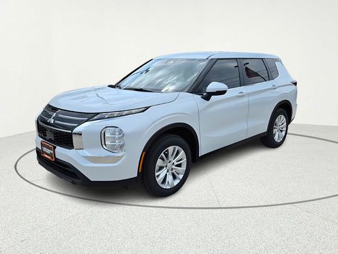 New 2026 Mitsubishi Outlander ES FWD image 2