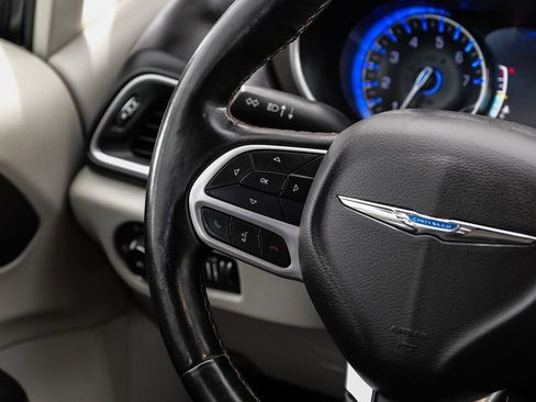 Used 2018 Chrysler Pacifica Touring-L Plus w/ Advanced Safetytec Group FWD image 13