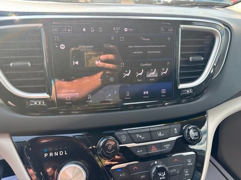 Used 2023 Chrysler Pacifica Touring-L FWD image 28