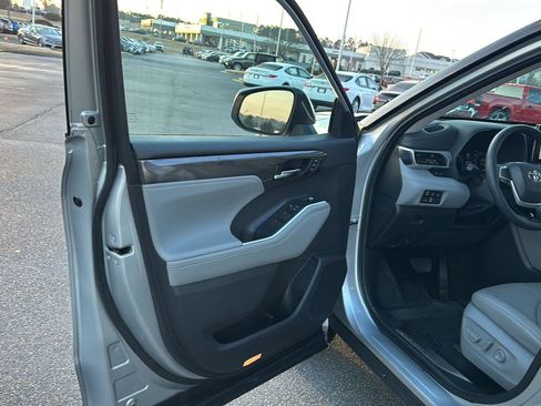 Used 2024 Toyota Highlander Platinum image 14