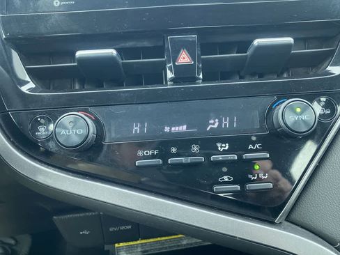 Used 2021 Toyota Camry SE w/ Cold Weather Package image 18