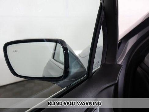 Used 2023 Buick Enclave Essence image 4