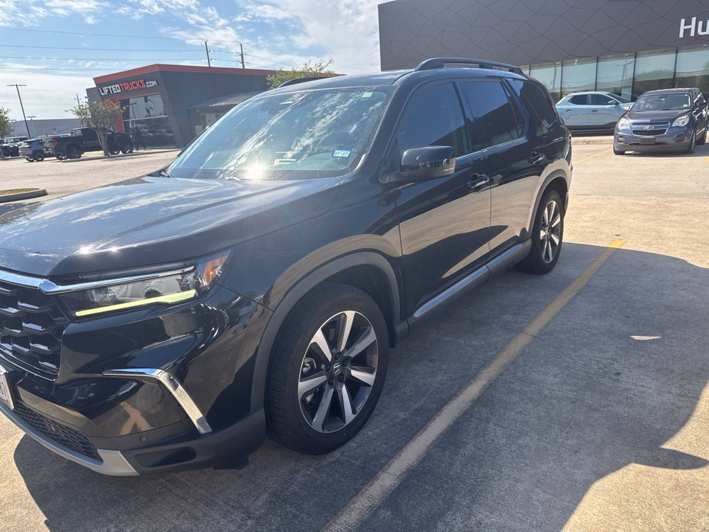 Used 2025 Honda Pilot Touring image 1