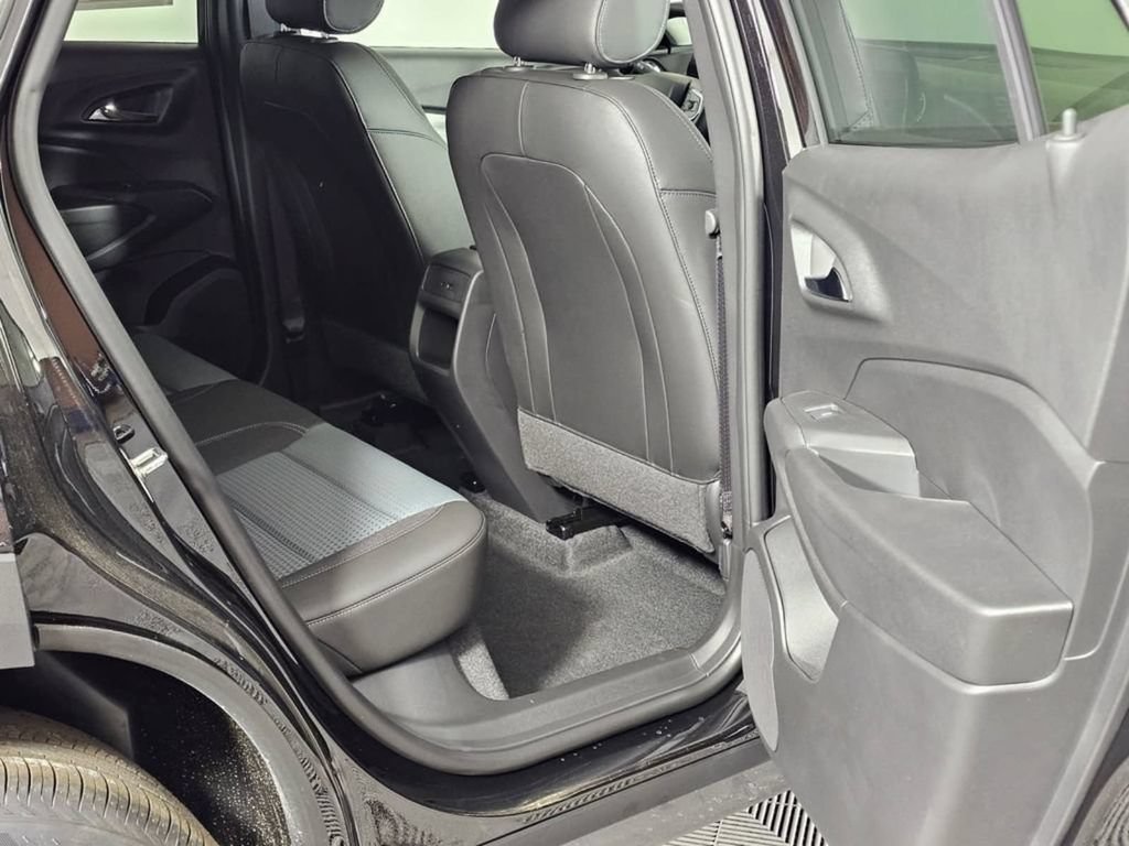 Used 2026 Chevrolet Trax LT w/ LT Convenience Package FWD image 13