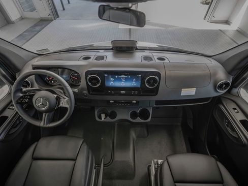 Used 2025 Mercedes-Benz Sprinter 2500 image 8