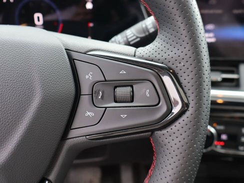 Used 2025 Chevrolet Trax RS w/ Sunroof Package image 16