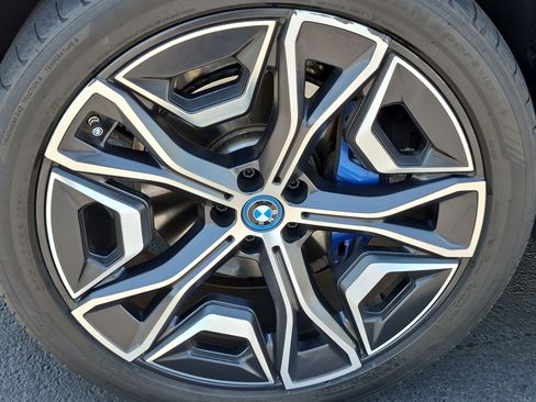 Used 2024 BMW iX xDrive50 w/ Premium Package AWD/4WD image 12