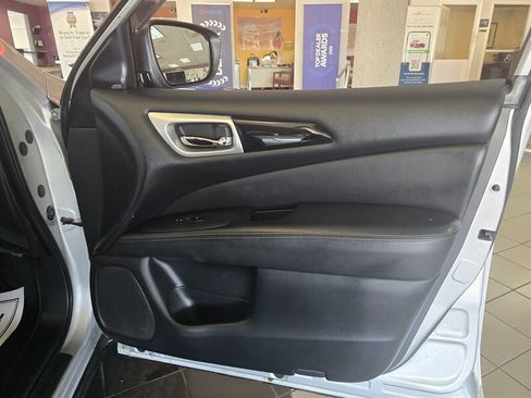 Used 2019 Nissan Pathfinder SV AWD/4WD image 15