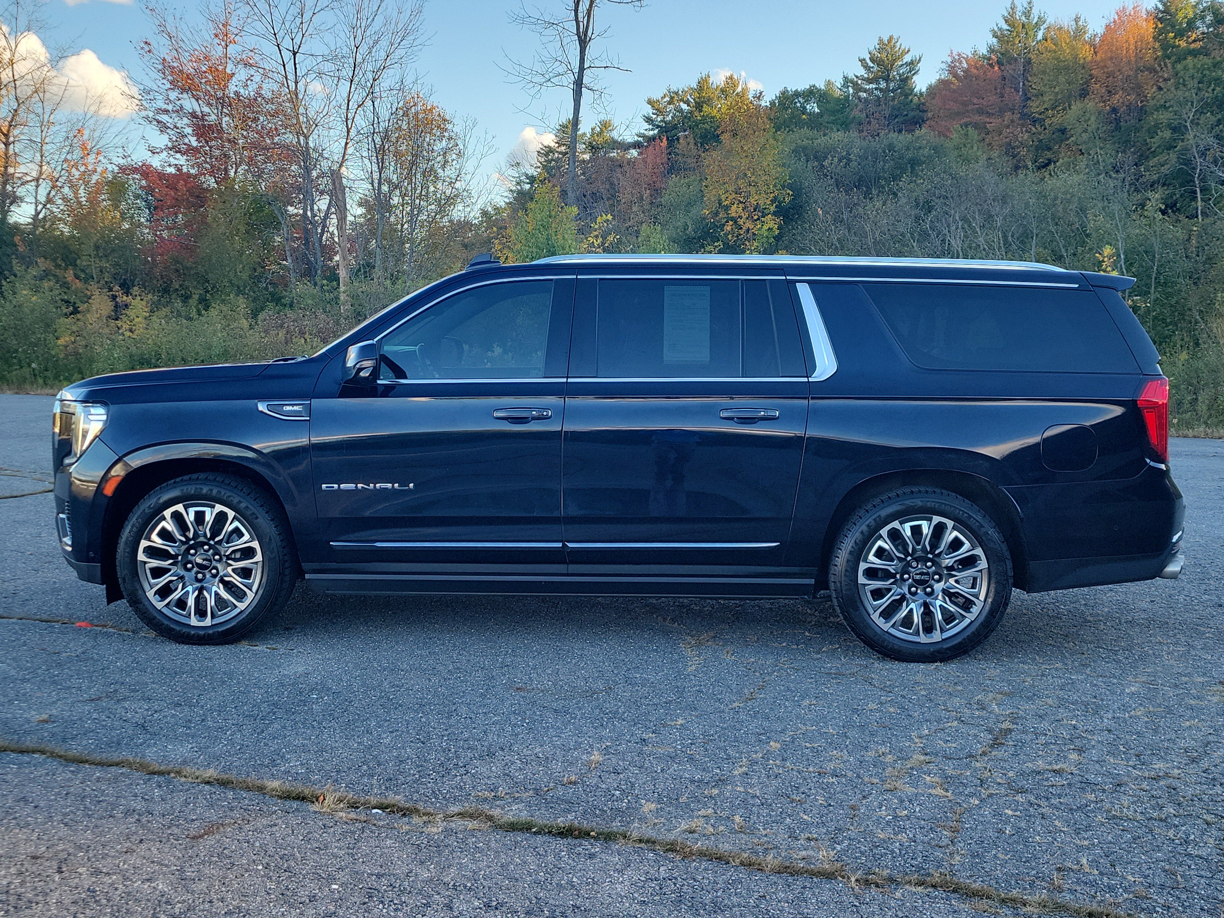Used 2023 GMC Yukon XL Denali Ultimate AWD/4WD image 8