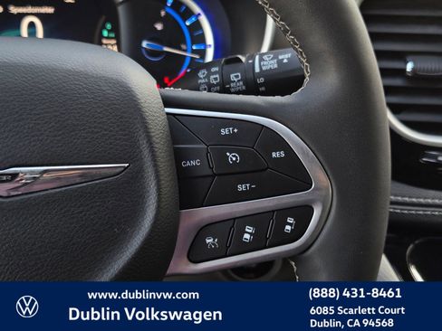 Used 2024 Chrysler Pacifica Select image 22