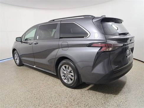 Used 2025 Toyota Sienna XLE image 7