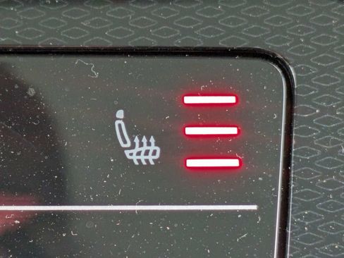 Certified 2025 Volkswagen Taos SE w/ Panoramic Sunroof Package image 28