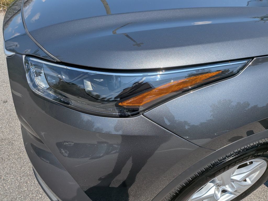Used 2023 Toyota Highlander LE FWD image 7