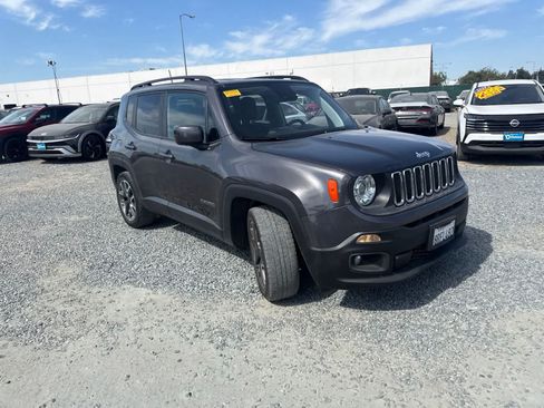 Used 2018 Jeep Renegade Latitude w/ Advanced Technology Group FWD image 3