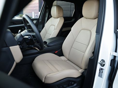 Certified 2025 Porsche Cayenne w/ Premium Package Plus image 5