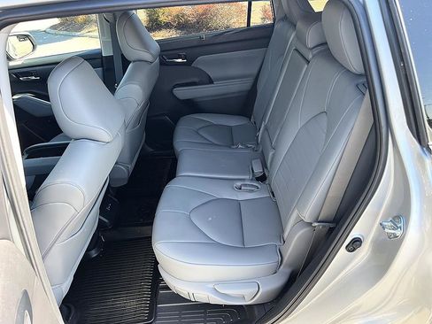 Used 2024 Toyota Highlander XLE FWD image 14
