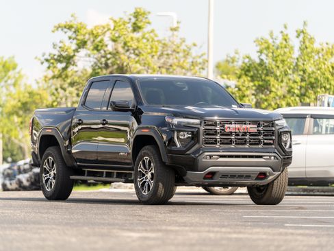 Used 2025 GMC Canyon AT4 w/ Technology Plus Package AWD/4WD image 39
