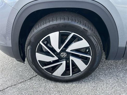Certified 2025 Volkswagen Atlas SE image 9
