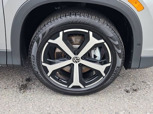 Used 2025 Volkswagen Tiguan SE AWD/4WD image 9