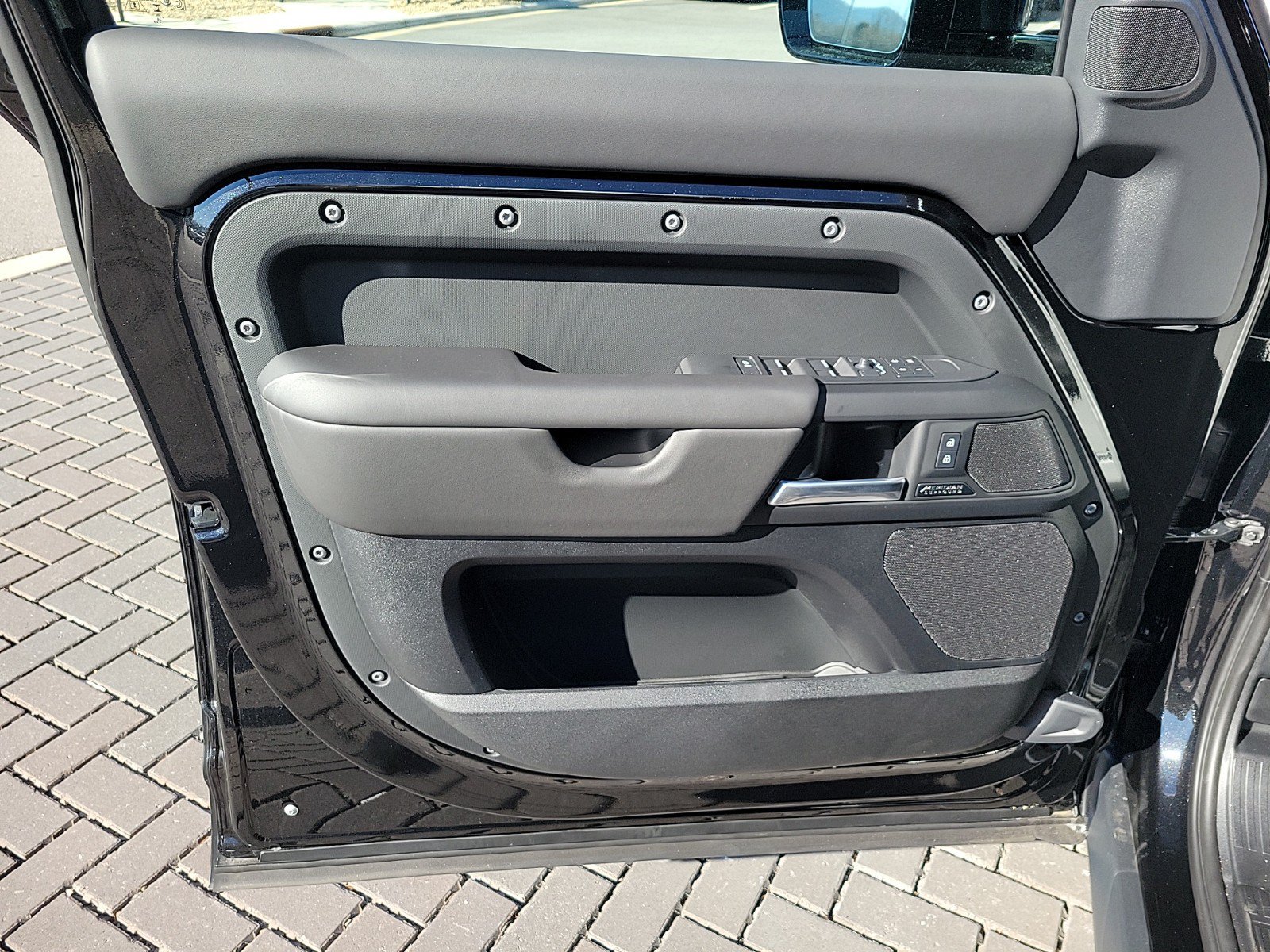 Certified 2025 Land Rover Defender 110 X-Dynamic SE AWD/4WD image 19